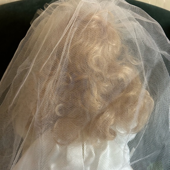 👀 HUGE SALE! VINTAGE PORCELAIN BRIDE DOLL WITH STAND VEIL, BOUQUET/TIE SHOES - Picture 6 of 11